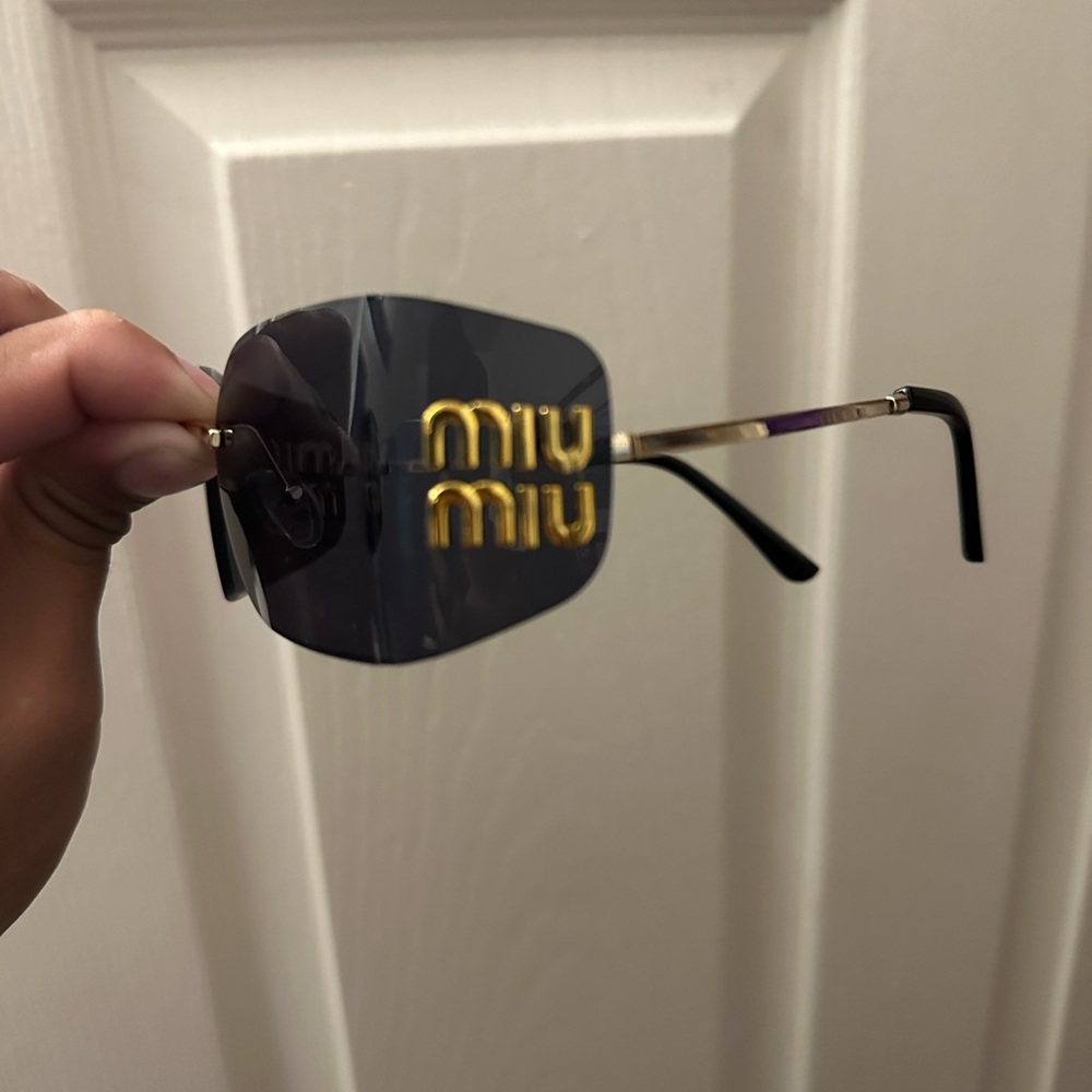 Elegant Black Sunglasses with Gold Accents - Picture 3 of 5